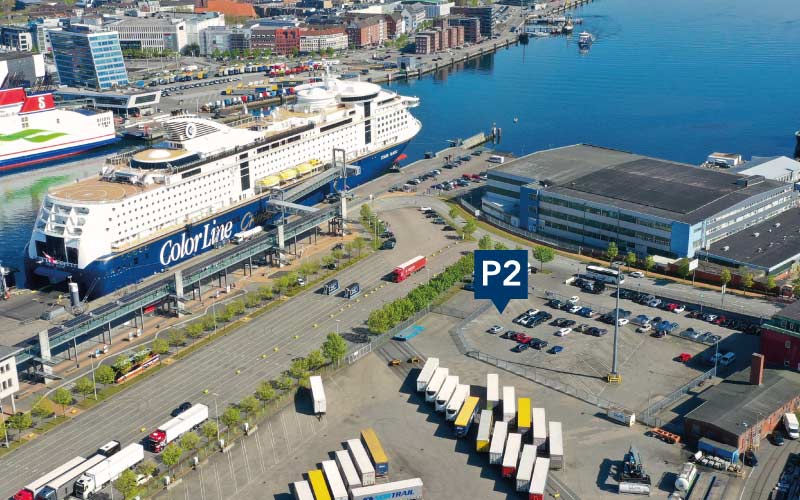 Luftbild Schiffe und Terminalgebäude: Color Line Fähre mit Landgang und Parkplatz Nr. 2